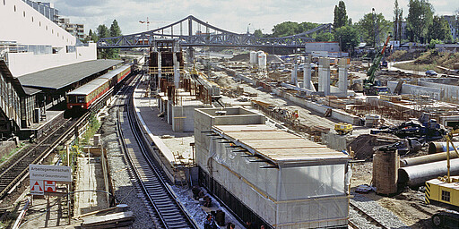 Gesundbrunnen Nach dem Mauerfall und der Deutschen Einheit wird auch der Ringschluss zwischen Westend und Schönhauser Allee in Angriff genommen. Der Abschnitt von Westend bis Jungfernheide geht 1997 in Betrieb, 1999 fährt die S-Bahn wieder bis Westhafen. Für die Strecke zwischen beiden Stationen sind von 1996 bis 1999 rund 65,5 Mio. Mark investiert worden und zwei Bahnbrücken über die Lise-Meitner-Straße und über den Charlottenburger Verbindungskanal sowie ein Unterwerk neu gebaut worden. Der Bahnhof Gesundbrunnen wird im Rahmen des Projekts Nordkreuz und Wiederaufbau des Berliner Innenrings zwischen 1996 und 2006 total umgebaut. Auf dem Bild vom 20. September 1997 sind die Bauarbeiten am neuen Richtungsbahnsteig der S-Bahn nach Süden zu sehen. Links davon hält noch eine S-Bahn am alten Bahnsteig C. 2001 wird der S-Bahn-Verkehr zwischen Schönhauser Allee und Gesundbrunnen wieder aufgenommen. Ein Jahr später folgt der Ringschluss zwischen Gesundbrunnen und Westhafen und seit dem 28. Mai 2006 halten am Bahnhof Gesundbrunnen auch wieder Regional- und Fernzüge. Am 18. Dezember 1997 wird auch der Südring zwischen Treptower Park-Sonnenallee-Neukölln geschlossen.