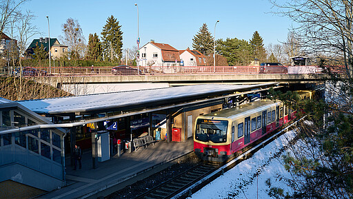 Alles Gute zum 20-jährigen Jubiläum! Blick auf den S-Bahnhof Teltow Stadt mit wartender S25