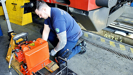 Ein Mitarbeiter bereitet den Austausch eines Stromabnehmers vor.