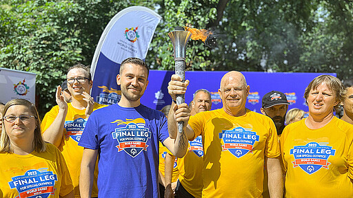 S-Bahner Jan Ludwig begleitete die Special Olympics Athlet:innen beim Fackellauf im Vorfeld der Spiele.