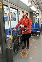 Radfahrerin testet das Multifunktionsabteil der neuen S-Bahn