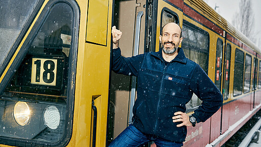 Wael Al Imam ist der 22.000 Mitarbeiter der im Jahr 2021 bei der DB AG angestellt wurde. Er macht eine Ausbildung als Lokführer bei der S-Bahn Berlin.
