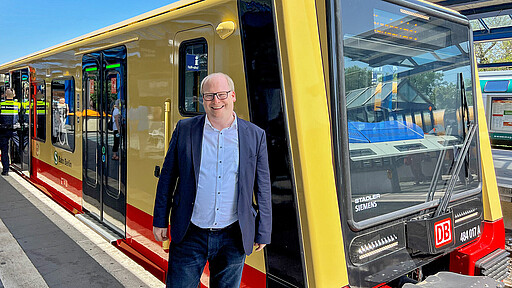 Unterwegs für die „Nothilfe Ukraine“ Sven Heinemann vor dem Sonderzug der neuen Baureihe 483/484