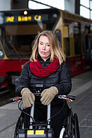 Laura Gehlhaar vor einer einfahrenden S-Bahn