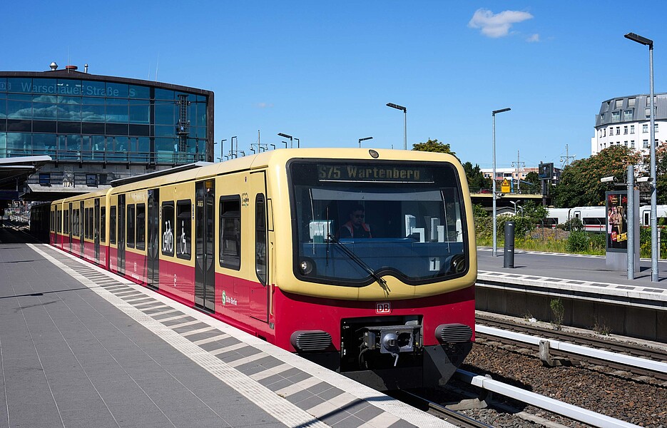 Baureihe 481 am S-Bahnhof Warschauer Straße Baureihe 481 am S-Bahnhof Warschauer Straße