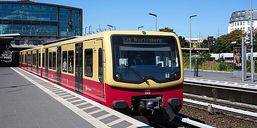 Baureihe 481 am S-Bahnhof Warschauer Straße Baureihe 481 am S-Bahnhof Warschauer Straße