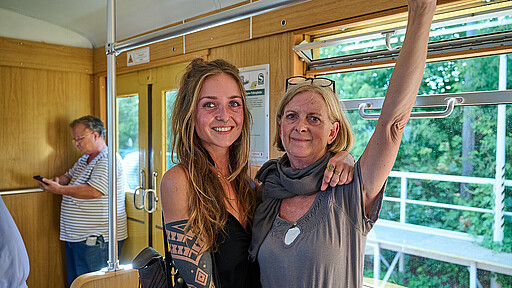 Ein Festival für die S-Bahn Unterwegs im Geburtstags-Sonderzug Richtung Nordbahnhof: Clara (links) und ihre Mutter Angela freuten sich riesig auf ihre Tour im Sonderzug.
