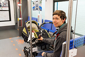 Eine Mutter mit Kinderwagen testet die neue S-Bahn