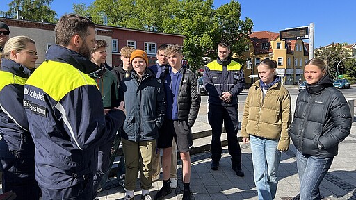 Prävention Sicher unterwegs im Bahnverkehr: Schüler:innen bekamen in Hohen Neuendorf Tipps vom Präventionsteam der DB und der Bundespolizei.