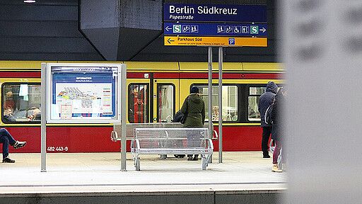 Aufzüge und Rolltreppen kann man aufgrund zahlreicher Bahnhofsschilder nicht verfehlen. Aufzüge und Rolltreppen kann man aufgrund zahlreicher Bahnhofsschilder nicht verfehlen.