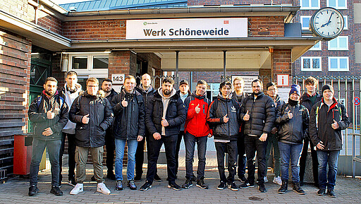 Die neuen Azubis im S-Bahn-Werk Berlin-Schöneweide Bei sonnigem Wetter versammelten sich am 1. März zwanzig Azubis im S-Bahn-Werk Berlin-Schöneweide, um in die Ausbildung zum/zur Industrieelektriker/in (IHK) mit Zusatzausbildung Lokführer/in zu starten.