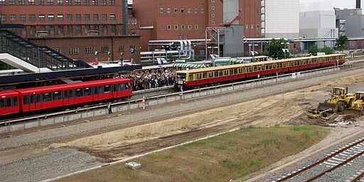 Westhafen Der Ring ist wieder komplett: Nach 41 Jahren wird der Ring auf dem Bahnhof Westhafen am 15. Juni 2002 um 14:33 Uhr im Rahmen eines Festakts durch das symbolische Ankuppeln zweier S-Bahnhalbzüge der Baureihe 485 und der gemeinsamen Abfahrt Richtung Wedding geschlossen. Die Strecken der Fernbahn für den Ring und für die Verbindung zum Hauptbahnhof sind da noch im Bau und werden erst Ende Mai 2006 in Betrieb genommen.