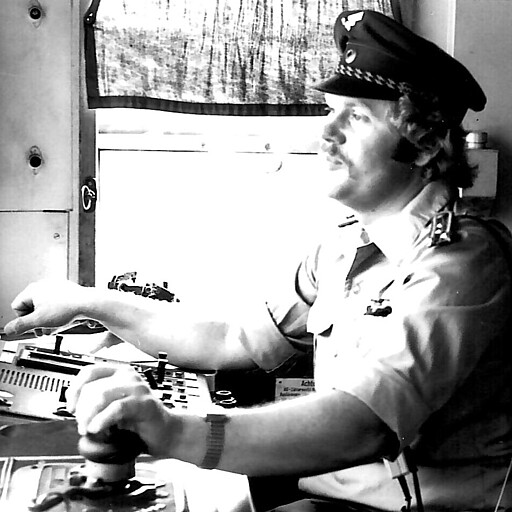 Harald Meißner im Jahr 1984 im Führerstand – bereits damals mit voller Leidenschaft für „den besten Job der Welt“.