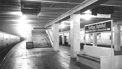 Glanzvoller Start am Stettiner S-Bahnhof Frisch gewischt präsentiert sich am Eröffnungstag der mit zwei Bahnsteigen großzügig ausgestattete Stettiner S-Bahnhof. Die elektromechanischen Fahrzielanzeiger an der Decke kündigen die nächsten Züge an.