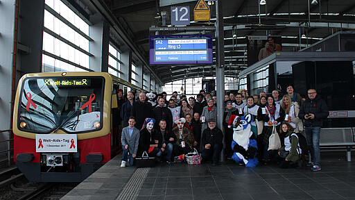 Spendensammlung Teamfoto beim Sonderzug zum Welt-Aids-Tag 2019