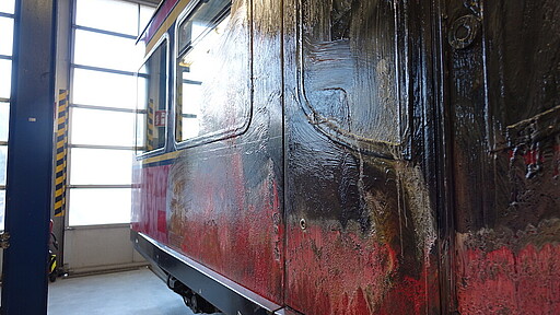 Mit Graffiti besprühte S-Bahn bei der Reinigung.