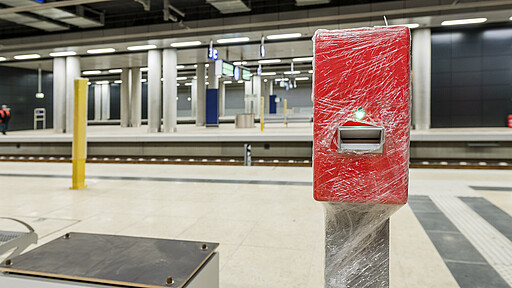 BER Bahnsteig Der Entwerter ist noch eingepackt und wartet auf den ersten Einsatz.