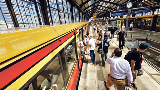 Menschen auf dem Bahnsteig steigen in die S-Bahn Menschen auf dem Bahnsteig steigen in die S-Bahn