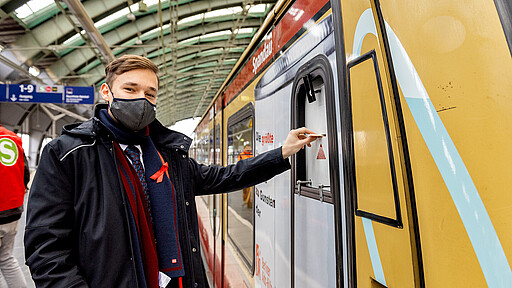 Größte Spendendose Berlins - der stationäre Sonderzug am Ostbahnhof