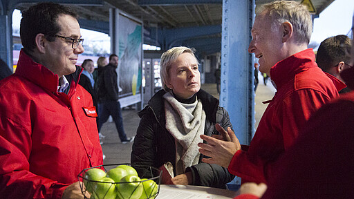 Bahnhofstour November 2019 V. li.: Peter Buchner (Vorsitzender der Geschäftsführung der S-Bahn Berlin), Wiebke Müller- Muñoz (S-Bahn-Kundin), Alexander Kaczmarek (Konzernbevollmächtigter der DB für Berlin)