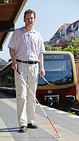 Blindenleitstreifen markieren den Bereich zwischen Gleisbereich und Bahnsteig.