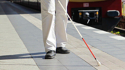Blindenleitstreifen markieren den Bereich zwischen Gleisbereich und Bahnsteig.