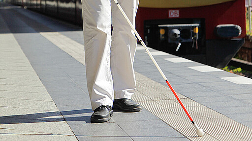 Blindenleitstreifen zwischen Gleisbereich und Bahnsteig Blindenleitstreifen markieren den Bereich zwischen Gleisbereich und Bahnsteig.