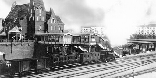 Halensee Der Bahnhof Halensee mit seinem neuen Empfangsgebäude wahrscheinlich nach der Eröffnung und Umbenennung 1884. In den Bahnhof fährt eine B1-Lokomotive (zwei Treib-/Kuppelachsen, eine Nachlaufachse) ein, wie sie bereits seit 1871 auf der Ringbahn eingesetzt werden.