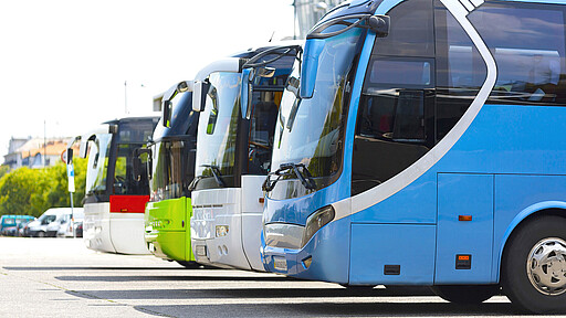 distance buses in the car park Mehrere Busse nebeneinander