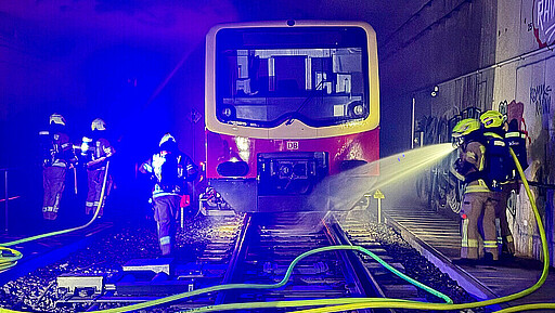 Nachdem Tunneldecke und -wände mit Wasser gekühlt wurden, geht es an das Löschen der S-Bahn.
