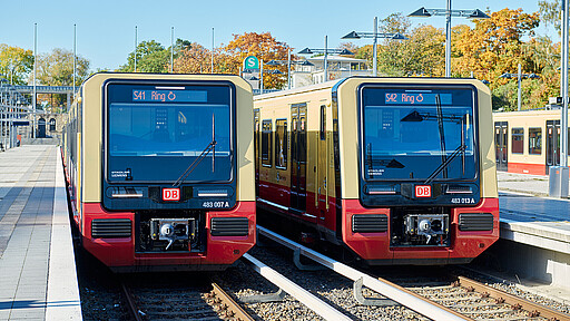 Zwei S-Bahnen der Baureihe nebeneinander mit Ringbahn-Beschilderung