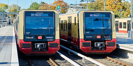 Neue S-Bahn Zwei S-Bahnen der Baureihe nebeneinander mit Ringbahn-Beschilderung