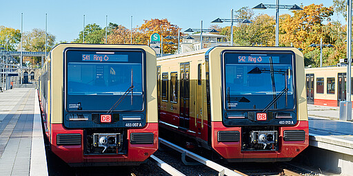 Neue S-Bahn Zwei S-Bahnen der Baureihe nebeneinander mit Ringbahn-Beschilderung