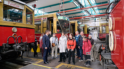 Besichtigung im S-Bahnwerk Erkner Die Mitglieder des Kundenbeirats erkunden die historischen Fahrzeuge während der Werksbesichtigung in Erkner.