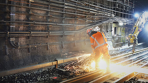 Nord-Süd-Tunnel Bauarbeiten Januar 2020 Ein Arbeiter kürzt die neue Schiene minimal ein, damit sie genau mittig im Schwellenlager endet und dort später verschweißt werden kann.