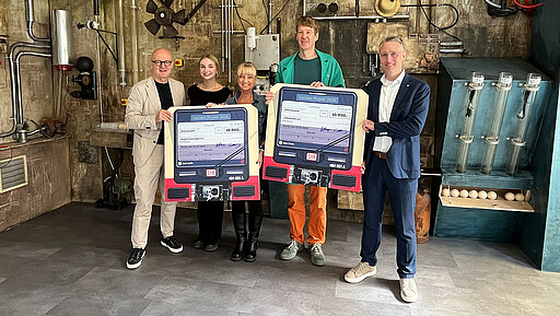 Umwelt- und Sozialprojekt 2026 Je 10.000 Euro Unterstützung gab’s für Hilfe auf vier Pfoten und einen Escape Room fürs Klima: Scheckübergabe mit S-Bahnchef Heiko Büttner (l.), Saaranya Boy, (2.v.l.), Jacqueline Boy (m.) von Kinderschutzengel. e.V., Max Adam (2.v.r.) von SPIELEHREI e.V. und VBB-Chef Christoph Heuing (r.)