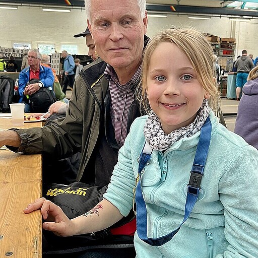 Eisenbahnbegeisterung verbindet Generationen Die 8-jährige Laura besuchte gemeinsam mit ihrem Opa Andrei Ziemann das Werk Oranienburg. Ziemann, ein erfahrener ZFP-Prüfer bei der S-Bahn, hat viele Jahre im Werk Oranienburg gearbeitet. Gemeinsam tauchten sie in die spannende Welt der Eisenbahn ein – eine besondere Verbindung zwischen Generationen.