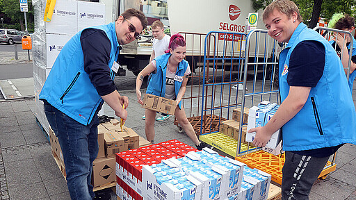 Ankunft des Spenden-LKWs S-Bahn-Azubis laden am Bahnhof Zoo die von Spenden gekauften Waren aus.