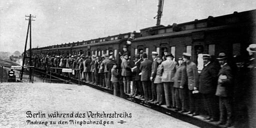 Tempelhof Ein Ringbahnzug am Bahnhof Tempelhof. Auf dem Bild gut zu erkennen: paarweise gekuppelte Abteilwagen-Dreiachser (typisch für Berlin). Die Aufnahme stammt vom 15. Juli 1919.