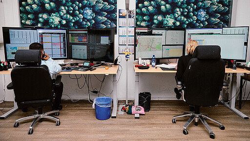 Überwachung auf zwei großen Monitoren Die Leitstelle überwacht die Busse telefonisch und elektronisch auf zwei großen Bildschirmen und mithilfe des sogenannten Rechnergesteuerten Betriebsleitsystems.