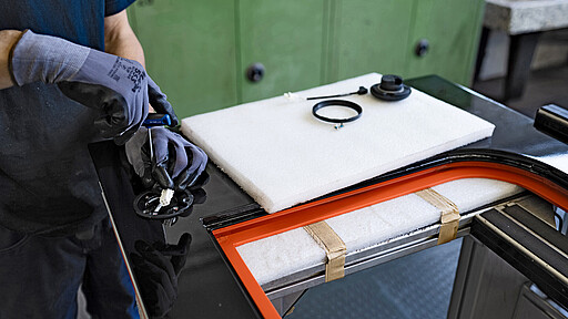 Die aufbereiteten Türen sind schwarz wie bei der neuen Baureihe 483