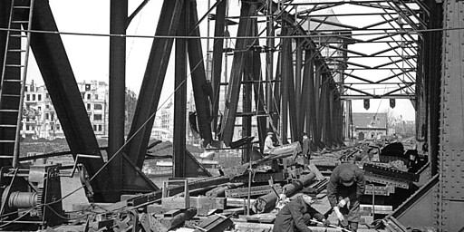 Oberspreebrücken Ab 1942 ist der S-Bahnverkehr auf dem Ring kriegsbedingt eingeschränkt. Aber erst wenige Tage vor Kriegsende muss er am 25. April 1945 ganz eingestellt werden. Die Schäden sind verheerend. Trotzdem gelingt es schon ab dem 18. Juni 1945, dass die S-Bahn auf dem Ring auf Teilabschnitten wieder fährt. Die Oberspreebrücken sind besonders schwer getroffen.
