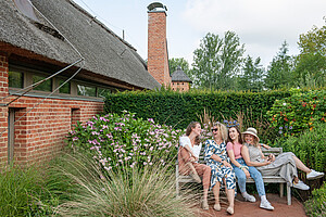 Freundinnen-Gruppe macht eine Pause im Englischen Garten