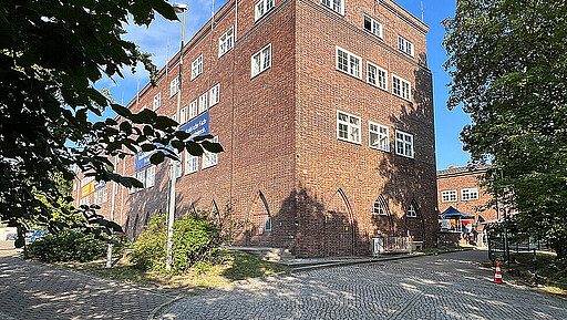 Die Betriebszentrale der S-Bahn Berlin Der denkmalgeschützte Klinkerbau der Betriebszentrale S-Bahn Berlin entstand 1928 in der Zeit der „Großen Elektrisierung“, als die „Berliner Stadt-, Ring- und Vorortbahnen“ schrittweise mit Strom statt mit Kohle und Dampf betrieben wurden.