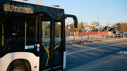 Nahtlose Verbindung zwischen Bus und Bahn Busse und S-Bahn sorgen am Bahnhof Teltow Stadt für eine reibungslose Mobilität in der Region.