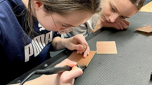 Nach der Führung kommt die Praxis Im Anschluss kann Lydia das Arbeiten mit dem Lötkolben selbst ausprobieren.