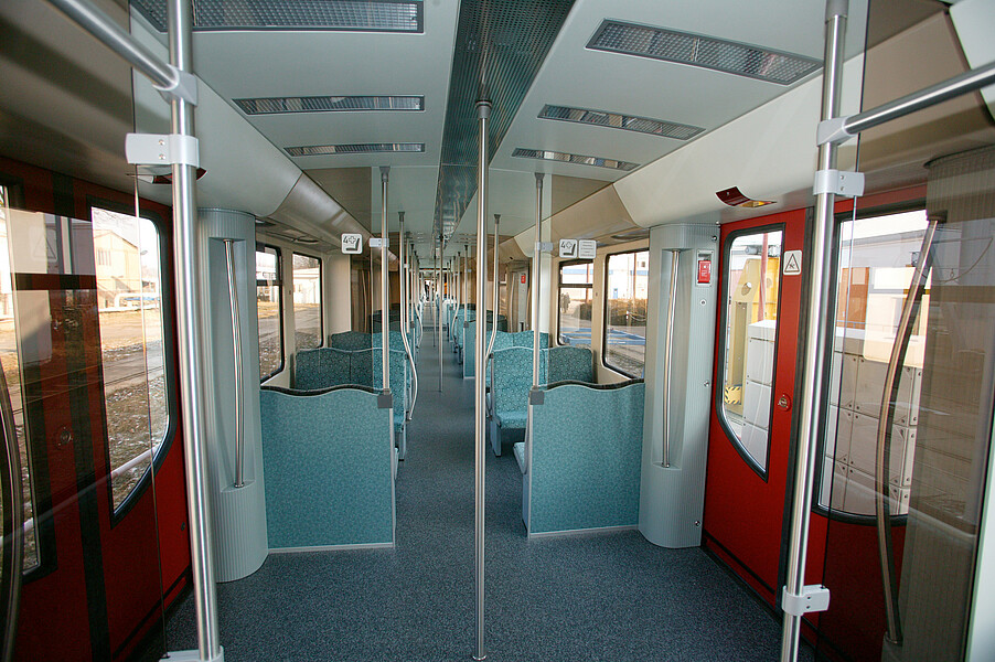 Halbzug BR481 Innenansicht des durchgehenden Halbzugs der BR481