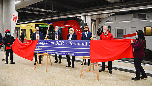Feierliche Eröffnung des Flughafenbahnhofs Von links nach rechts: Joachim Trettin (DB-Konzernbevollmächtigter für Brandenburg), Guido Beermann (Minister für Infrastruktur und Landesplanung des Landes Brandenburg), Regine Günther (Berliner Senatorin für Umwelt, Verkehr und Klimaschutz), Engelbert Lütke Daldrup (Vorsitzender der Geschäftsführung der Flughafen Berlin Brandenburg GmbH) und Alexander Kaczmarek (DB-Konzernbevollmächtigter für Berlin).