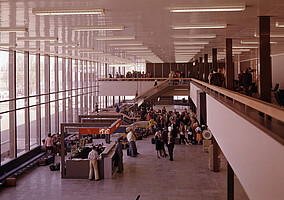 Die neue Empfangshalle des Flughafens Schönefeld (das heutige Terminal A) wurde 1976 in Betrieb genommen.