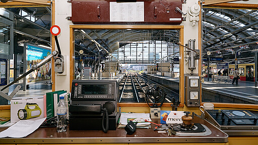 Aus dem Führerstand Blick aus dem Führerstand des historischen Zuges, den der Verein Historische S-Bahn für die Sonderfahrt bereitgestellt hat.